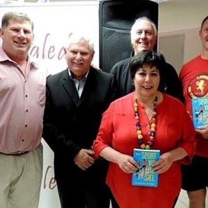 Sport vir die Siel bekendstelling op Ellis Park v.l.n.r Oud-springbok Rudolph Straueli, Dave Strydom,  Johan Coetzee (Direkteur van Naledi), Johan Ackermann (Golden Lions afrigter) en voor Magdaleen Kruger  